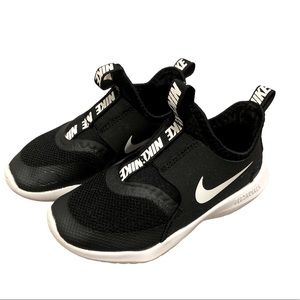 NIKE kids Black/White Flexrunner athletic shoes